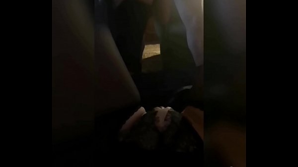 گرم ايم جي ايم. مڙس پنهنجي زال جي سامهون گرل فرينڊ کي چوندو آهي. زال جي ٻلي ٻرندي آهي، هن جي گندي خيالات صرف ذهن کي ڇڪيندا آهن