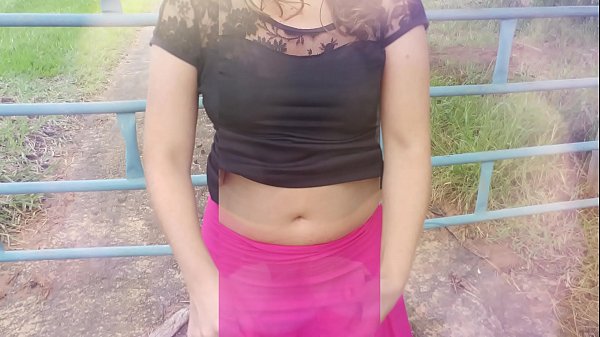 فارم تي راند ڪندي، هڪ حقيقي گهر جي زال، ڪچي ڪچي ۽ جهنگ ۾ هن جو ڪڪڙ مڙس