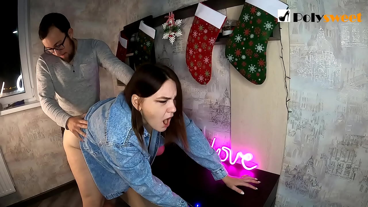 ڇوڪرو هڪ سهڻي ڇوڪريءَ کي چُپ ڪرڻ ۾ مزو آيو، جنهن جي ڳچيءَ ۾ پوني ٽيل سندس وات ۽ ڪڪڙ سان