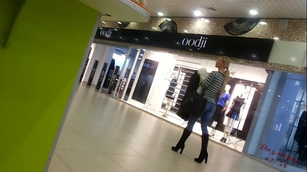 سپر مارڪيٽ ۾ ٿڌو ڪڪڙ.