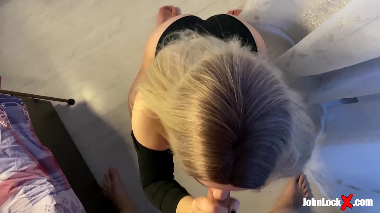 ريڊ هيڊ چوسڻ ڊڪ ۽ ڀنگ مٿي، هن جي گدا تي گڏ ٿيڻ